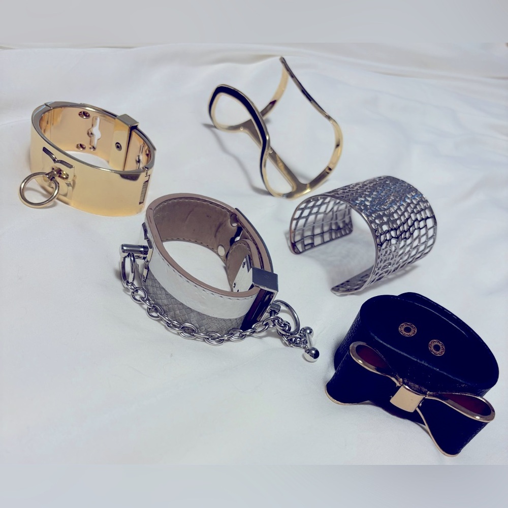 BCBGMAXAZRIA
PRE-OWNED BUNDLE | 4 x BCBG + 1 FREE unbranded (Faux-Leather Bow)